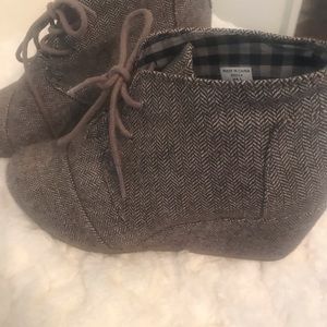 Tom wedge bootie